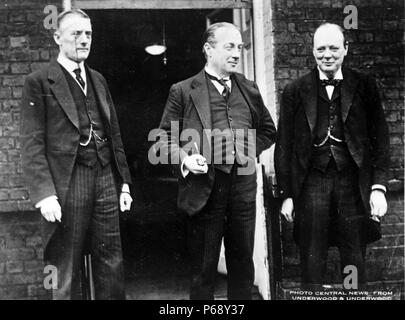 Foto von britischen Politikern, Austen Chamberlain, Premier Stanley Baldwin und Sir Winston Churchill in der Downing Street. Vom 1925 Stockfoto