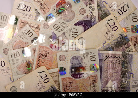 Eine große Anzahl der britischen Währung 20 und zehn Pfund Banknoten als Hintergrundbild. Stockfoto