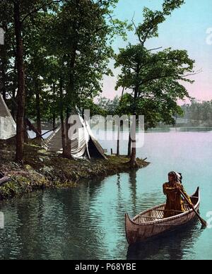 Native American Indian On The Waterfront von einem Tipi. Datiert 1890 Stockfoto