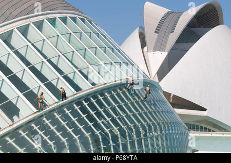 14. Oktober 2009 - Valencia, Spanien - Wartung Arbeiter mit Klettern Ausrüstung ausgestattet sind Reinigung der Glasfassade der Hemisferic (Die Weiße buildin Stockfoto