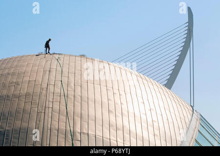 14. Oktober 2009 - Valencia, Spanien - Wartung Arbeiter mit kletterausrüstung ausgestattet ist Scaling das Dach des Hemisferic. Das Gebäude ist Teil des Spa Stockfoto