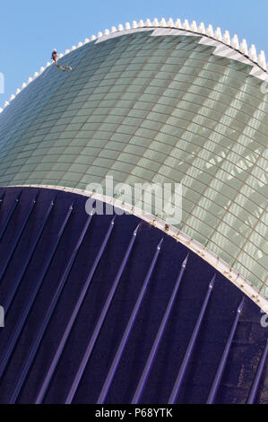 14. Oktober 2009 - Valencia, Spanien - die Baustelle des Agora. Ein Arbeitnehmer ist Scaling das Dach der Struktur. Das Gebäude ist die neueste Ergänzung Stockfoto