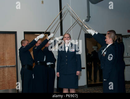 Auf der Dover Air Force Base, Delaware, wurden am 21. Mai 2016 leitende Unteroffiziere des 512. Airlift-Flügels in die hochrangigen Reihen aufgenommen. Durch einen zeremoniellen Säbelbogen zu gehen, symbolisierte den Übergang zu Führungsrollen. Die Zeremonie stärkte die Hierarchie der Luftwaffe, den Zusammenhalt der Einheiten, die Disziplin, das Mentoring und die Einsatzbereitschaft. Neu eingestellte SNCOs übernahmen die Verantwortung für die Führung der Airmen, die Aufrechterhaltung professioneller Standards und die Unterstützung der Missionsausführung für die 512. AW. Stockfoto