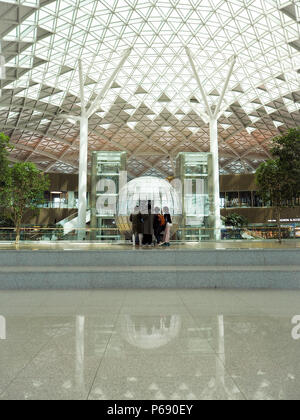 April 2018, Südkorea: Personen, die eine interaktive Kunst Installation im Flur von Incheon International Airport Terminal 2 in Seoul Stockfoto