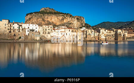 Blick auf den Hafen und die Altstadt von Cefalu, einer der schönsten Orte in Italien Stockfoto