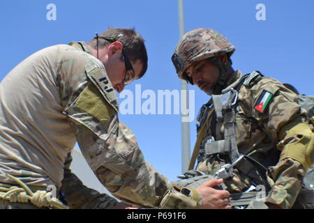 Ein US Air Force Special Taktik pararescueman führt eine jumpmaster Personal Inspektion auf seinen jordanischen Special Operations Forces Gegenstück während der Übung eifrig, Lion, 19. Mai. Spezielle Taktiken Flieger sind in den USA Special Operation Command Air/Ground Integration Kraft, die direkte Aktion, Streik Betrieb und Personal recovery Training mit gemeinsamen und Alliierten Partnerschaft Kapazitäten zu schaffen. Übung eifrig Lion 2016 ist ein bi-laterale Übung im Haschemitischen Königreich Jordanien zwischen der jordanischen Streitkräfte und das US-Militär entwickelt, um Beziehungen und interoperabi stärken Stockfoto