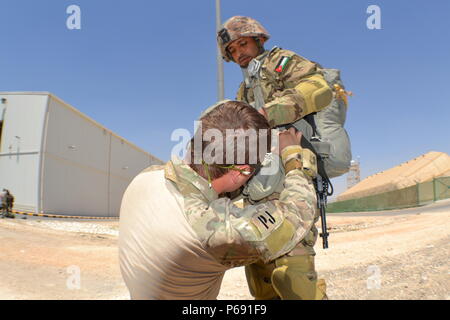 Ein US Air Force Special Taktik pararescueman führt eine jumpmaster Personal Inspektion auf seinen jordanischen Special Operations Forces Gegenstück während der Übung eifrig, Lion, 19. Mai. Spezielle Taktiken Flieger sind in den USA Special Operation Command Air/Ground Integration Kraft, die direkte Aktion, Streik Betrieb und Personal recovery Training mit gemeinsamen und Alliierten Partnerschaft Kapazitäten zu schaffen. Übung eifrig Lion 2016 ist ein bi-laterale Übung im Haschemitischen Königreich Jordanien zwischen der jordanischen Streitkräfte und das US-Militär entwickelt, um Beziehungen und interoperabi stärken Stockfoto