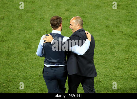 England Manager Gareth Southgate (links) und Belgien Manager Roberto Martinez schütteln sich die Hände nach der FIFA WM Gruppe G Spiel in Kaliningrad Stadion. Stockfoto