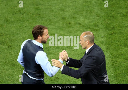 England Manager Gareth Southgate (links) und Belgien Manager Roberto Martinez schütteln sich die Hände nach der FIFA WM Gruppe G Spiel in Kaliningrad Stadion. Stockfoto