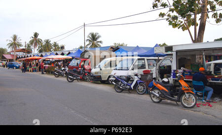 PULAU Langkawi, Malaysia - APR 4 2015: Autos vor der Straße essen und Nacht Markt auf die Insel Langkawi. Stockfoto