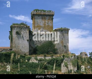 Galizien. CASTILLO DE PAMBRE. Vista allgemeine del fortificación mandada construir en el siglo XIV por Don Gonzalo Ozores de Ulloa. Destaca su "Torre del Homenaje". En se habitaron ilustres peregrinos y señores hacían feudales que El Camino de Santiago. RE Municipio de Palas de Rei. Provincia de Lugo. Comarca de Ulloa. España. Stockfoto
