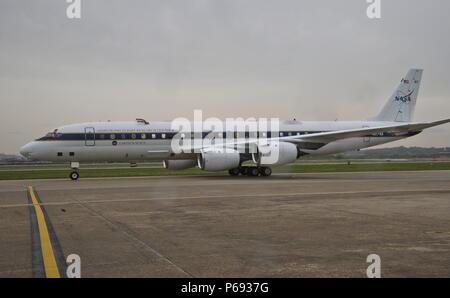 Armstrong der NASA Flight Research Center DC-8-Flugzeug Parks auf der Flightline am Osan Flughafen, der Republik Korea, 27. April 2016. Das Forschungsflugzeug ist am Osan Flughafen als Teil einer sechs-wöchigen Kooperativen koreanische und US-Air-Studie die Möglichkeit, die Luftverschmutzung aus dem Weltraum zu überwachen. (U.S. Air Force Foto von Tech. Sgt. Travis Edwards/Freigegeben) Stockfoto