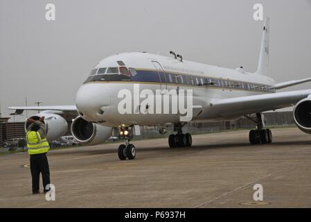 Armstrong der NASA Flight Research Center DC-8-Flugzeug Parks auf der Flightline am Osan Flughafen, der Republik Korea, 27. April 2016. Das Forschungsflugzeug ist am Osan Flughafen als Teil einer sechs-wöchigen Kooperativen koreanische und US-Air-Studie die Möglichkeit, die Luftverschmutzung aus dem Weltraum zu überwachen. (U.S. Air Force Foto von Tech. Sgt. Travis Edwards/Freigegeben) Stockfoto