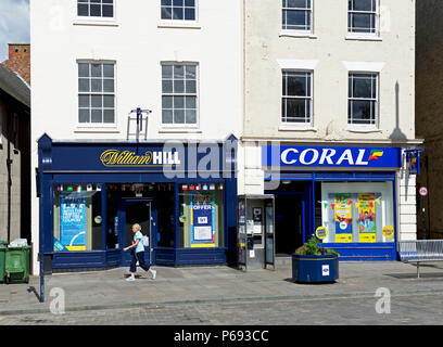 Neben Wettbüros - William Hill & Koralle - Boston, Lincolnshire, England, Großbritannien Stockfoto