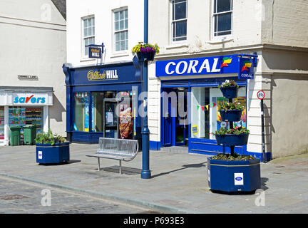 Neben Wettbüros - William Hill & Koralle - Boston, Lincolnshire, England, Großbritannien Stockfoto