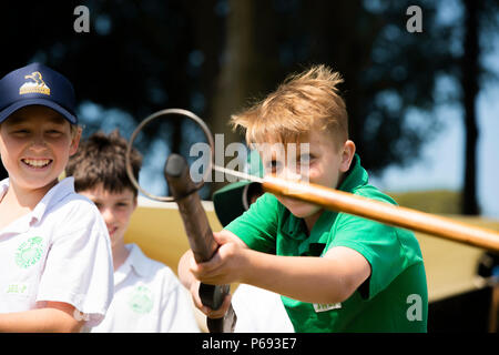 Chalke Tal Geschichte Festival, Wiltshire, UK, 26. Juni 2018, in der Schule Kinder, die an interaktiven Lernen am Chalke Tal Geschichte Festival, G Stockfoto