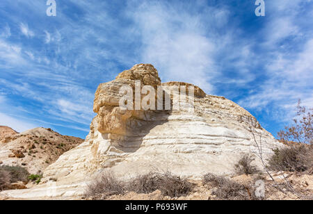 Geologisches Phänomen zeigt Bodenschichten nach durch Erosion in der Wüste Negev offenbart, Stockfoto