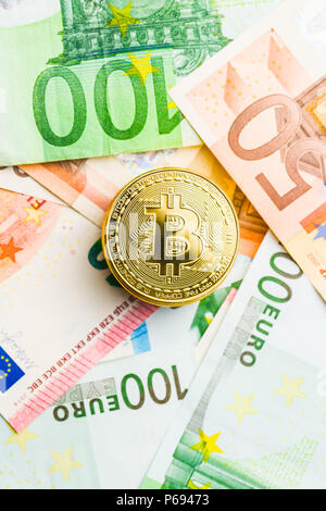 Die goldenen Bitcoin. Cryptocurrency und Euro Währung. Stockfoto