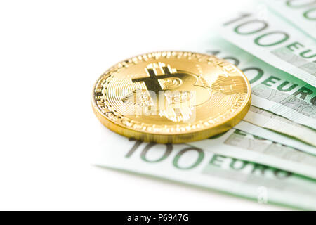 Die goldenen Bitcoin. Cryptocurrency und Euro Währung. Stockfoto