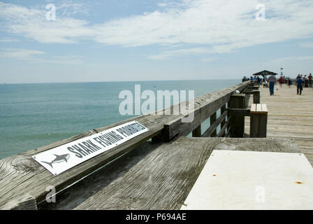 Kein Hai angeln am Pier in Myrtle Beach State Park, SC, USA. Stockfoto