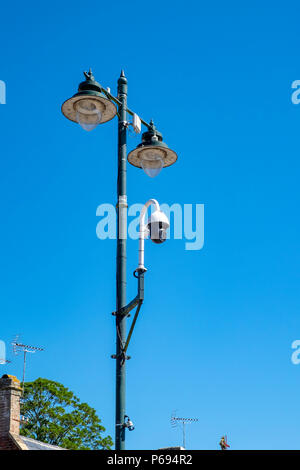 Straßenbeleuchtung mit CCTV-Kamera Stockfoto