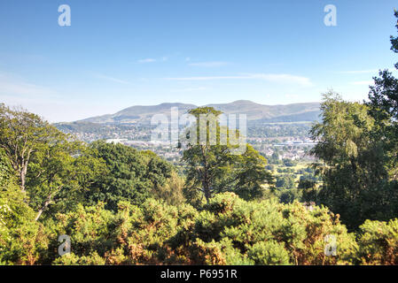 Einen wunderschönen Blick auf die Pentland Hügel und die Stadt Edinburgh, Schottland, Großbritannien, im Sommer 2018, von Corstorphine Hügel genommen Stockfoto