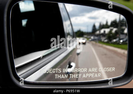 Ein Spiegel auf der Seite der ein Auto, eine Warnung: Objekte in Spiegel kann näher sein, als sie erscheinen. Stockfoto