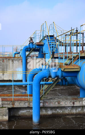 Industriellen Raum mit vielen Rohren und Kommunikation auf dem Hintergrund des blauen Himmels. alte Kläranlage auf Wasserversorgung Unternehmen der Stadt. K Stockfoto