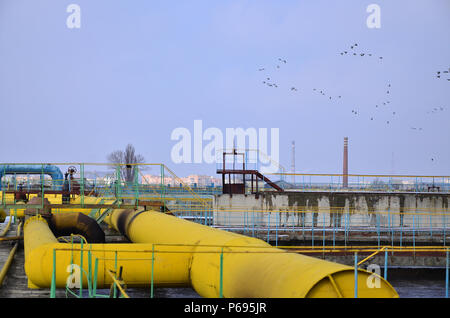 Industriellen Raum mit vielen Rohren und Kommunikation auf dem Hintergrund des blauen Himmels. alte Kläranlage auf Wasserversorgung Unternehmen der Stadt. K Stockfoto