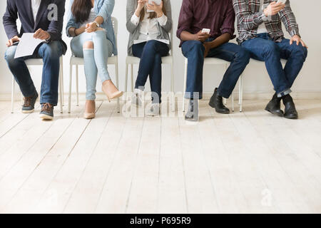 Ansicht von unten auf das vielfältige Arbeit Kandidaten warten auf Job Interview Stockfoto