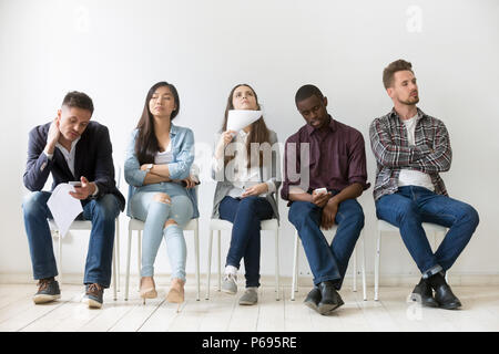 Vielfältige arbeit Kandidaten Langeweile beim Warten auf Interview Stockfoto