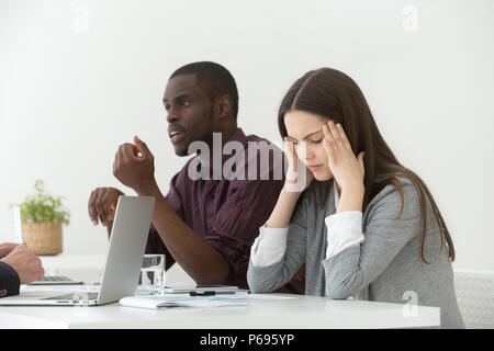 Betont weibliche leiden unter Kopfschmerzen während der Konferenz Stockfoto