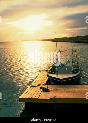 Hölzerne Seebrücke mit Fischerbooten in Oyster Farm im Meer Hafen Bucht auf wunderschönen Berglandschaft Stockfoto