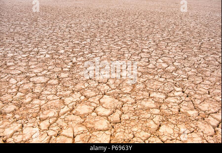 Sossusvlei, ein Salz und clay Pan von hohen roten Sanddünen, im südlichen Teil der Namib Wüste umgeben, in den Namib-Naukluft Nationalpark Stockfoto