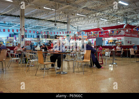 Cafe und Essecke in der zentralen Markthalle von Ellesmere Port Stockfoto