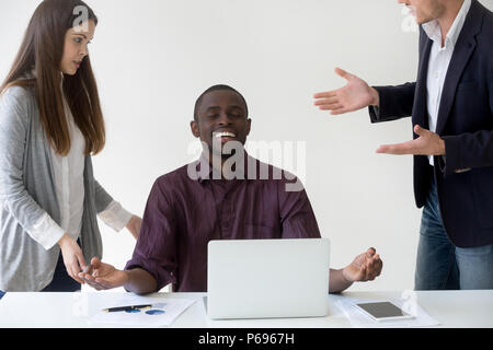 Gerne Afrikanische amerikanische Arbeitnehmer Vermittlung erreichen Nirvana bei der Arbeit Stockfoto