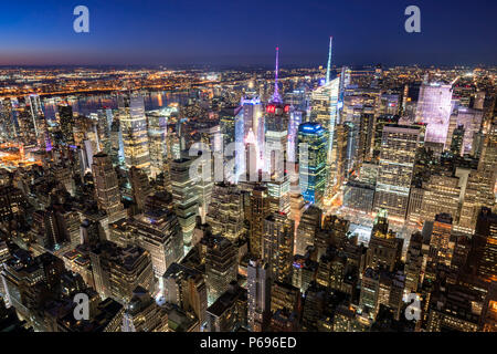 New York City, NY, USA-Mach 11, 2018: Wolkenkratzer in Midtown Manhattan bei Nacht beleuchtet (Times Square) Stockfoto