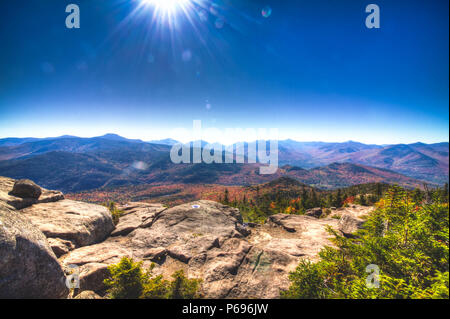 Herbst Wandern auf Hurrikan Berg im Adirondack Park, New York State Stockfoto