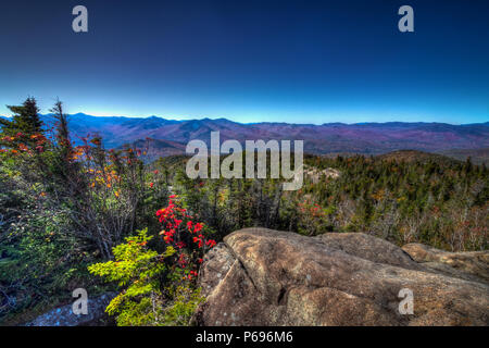 Herbst Wandern auf Hurrikan Berg im Adirondack Park, New York State Stockfoto