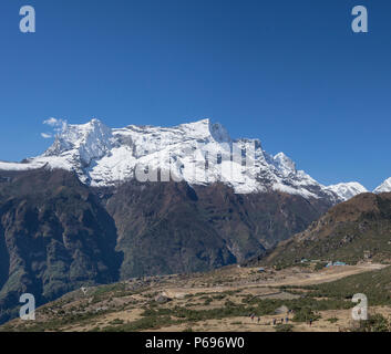 Gruppe der Wanderer auf einem Hügel und Himalaya Gipfeln in der Nähe von Namche Bazar in Nepal. Everest Base Camp Trek Stockfoto