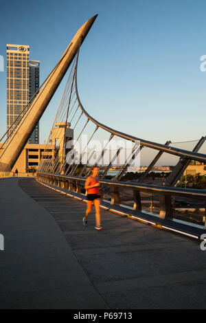 Harbour Drive Fußgängerbrücke und Hilton Hotel, San Diego, Kalifornien, USA Stockfoto