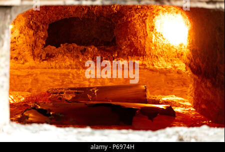 Schauen innerhalb einer Aluminium Schmelzofen, in einer Gießerei, die mit flüssigen und festen Teile aus Metall Stockfoto