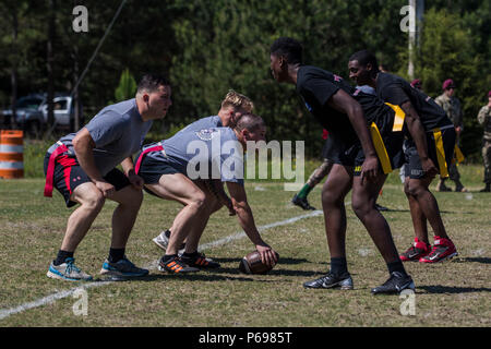 Fallschirmjäger aus 2.BATAILLON, 501 Fallschirm Infanterie Regiment, 1st Brigade Combat Team, Vorbereitung der Linie gegen Fallschirmjäger von 82Nd Sustainment Brigade während der Flag Football Event aller amerikanischen Woche 2016, Fort Bragg, N.C. zu halten Mai 24. Thema in diesem Jahr für alle amerikanischen Woche ist" von morgen, heute!" Und die Fähigkeiten und Leistungen der Fallschirmjäger der Division in Veranstaltungen von Sport zu Airborne Operations und bekämpfen Fitness Tests. (U.S. Armee Foto: Staff Sgt. Christopher Freeman/82nd CAB PAO) Stockfoto