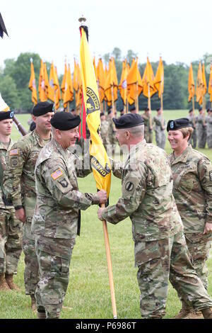 Generalmajor Christopher Hughes (zweiter von links) nimmt den Kadett Befehl Farben von Generalleutnant Kevin Mangum, Stellvertretender Kommandierender General- Stabschef der US-Armee, Ausbildung und Lehre Befehl, wie ehemalige ausgehende Kommandeur, Generalmajor Peggy Kämme (rechts) und den Befehl Sgt. Maj. Gabriel Arnold, Kadett Command Sergeant Major (links), auf. Hughes übernahm das Kommando der Cadet Befehl und Fort Knox heute bei einem Festakt in Fort Knox. Stockfoto