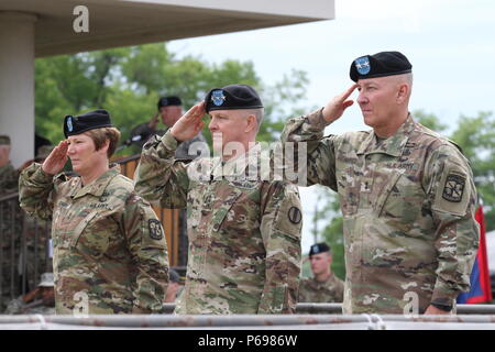 (Von links) Generalmajor Peggy Kämme, ausgehende Kommandeur, Generalleutnant Kevin W. Mangum, Stellvertretender Kommandierender General- Stabschef der US-Armee, Ausbildung und Lehre Befehl, und Generalmajor Christopher Hughes, eingehende Kommandant der Cadet Befehl und Fort Knox, Salute als Nationalhymne wird während der Änderung der Befehl Zeremonie an Fort Knox 25. Mai gespielt. Stockfoto