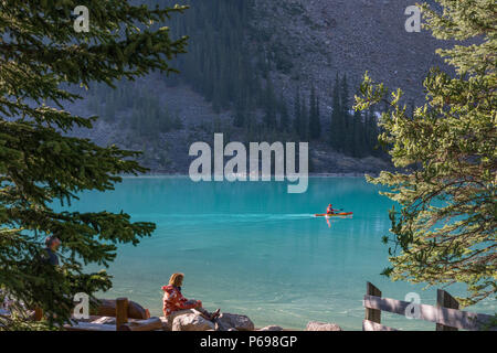 Kanus am Lake Moraine Stockfoto