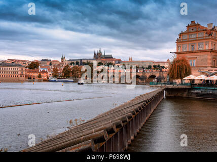 Dunkle moody Himmel über der Karlsbrücke und der Prager Burg entfernt. Prag, Tschechische Republik Stockfoto