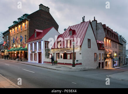 Ein abendlicher Blick von Cafes und Restaurants im historischen Gebäude in der Altstadt von Quebec City, Kanada Stockfoto