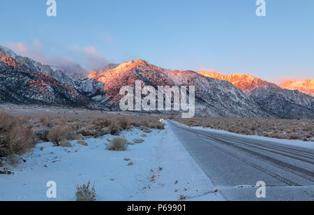 Morgen Sonnenlicht auf die Berge der Sierra Nevada Peaks bei Alabama Hill, Lone Pine, Kalifornien, USA, nach einem späten November Schneesturm Stockfoto