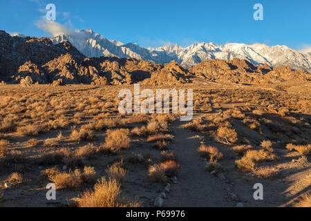 Morgen in Alabama Hill, Lone Pine, Kalifornien, USA, mit Lone Pine Peak, Mt. Whitney und der Sierra Berge bedeckt mit Schnee im Hintergrund. Stockfoto